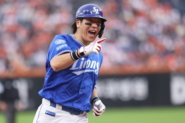 한화와 플레이오프에서 홈런을 날리고 기뻐하는 강민호. /사진=삼성 라이온즈 제공