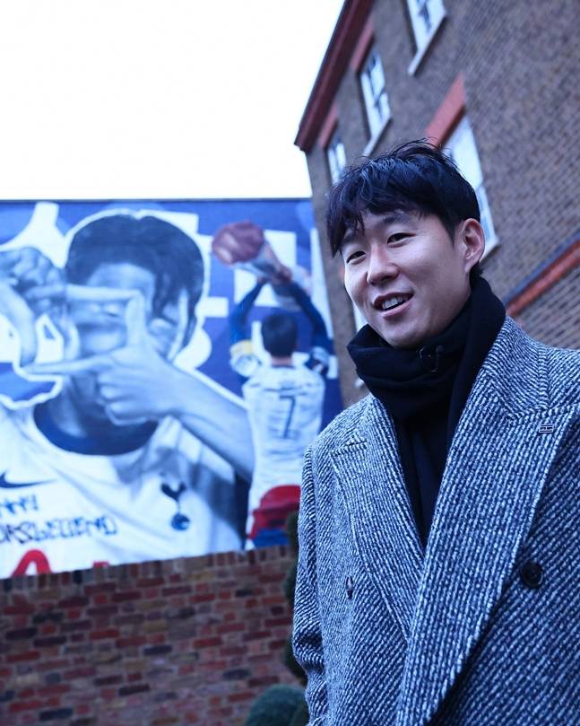 벽화 앞에서 기념 촬영하고 있는 손흥민. /사진=토트넘 핫스퍼 공식 SNS