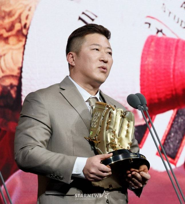 지난 9일 골든글러브 시상식에서 지명타자 부분 수상자로 선정된 최형우. /사진=강영조 선임기자