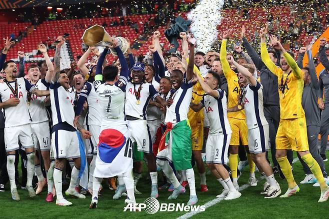 지난 2024~2025시즌 유럽축구연맹(UEFA) 유로파리그 우승을 이끈 뒤 트로피 세리머니를 하고 있는 손흥민. /AFPBBNews=뉴스1