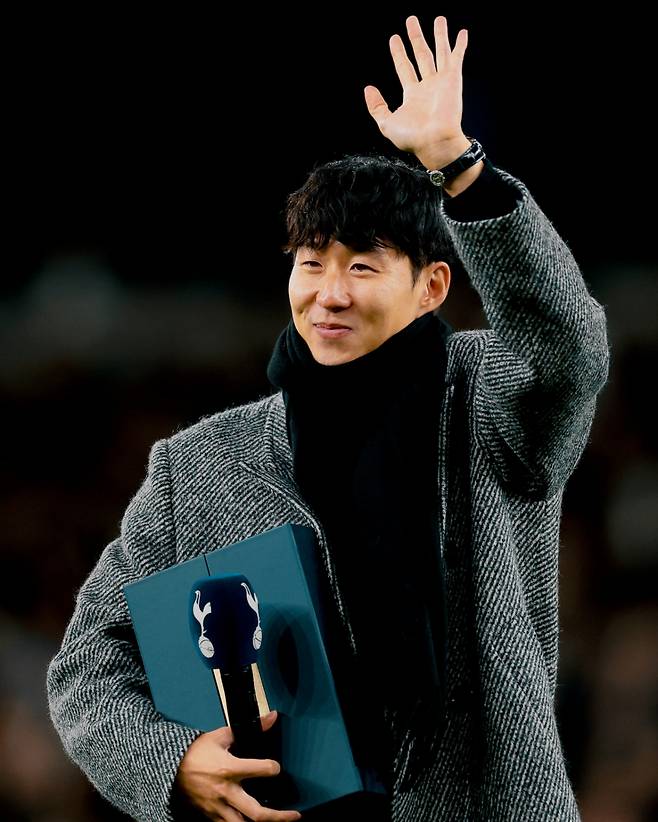 토트넘 팬들과 작별 인사를 위해 10일 영국 런던 토트넘 홋스퍼스타디움을 찾은 손흥민. /사진=토트넘 SNS 캡처