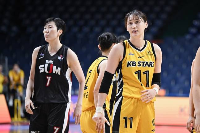 BNK 박혜진(왼쪽)과 KB스타즈 강이슬. /사진=WKBL 제공