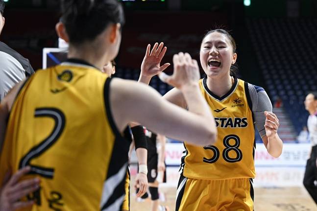 KB스타즈 허예은(왼쪽)과 나윤정. /사진=WKBL 제공