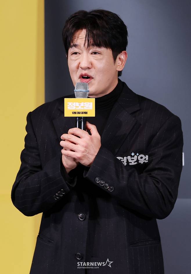 배우 허성태가 20일 서울 용산구 CGV아이파크몰에서 진행된 영화 '정보원(김석 감독)' 언론시사회 및 기자간담회에 참석해 인사말을 하고 있다. /2025.11.20 /사진=김휘선 hwijpg@