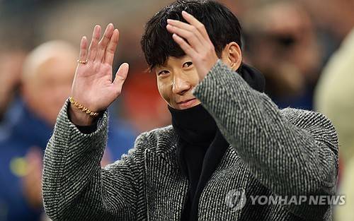 모두가 기다리던 순간이었다. 토트넘 홋스퍼 역대 최고의 레전드 중 한 명으로 꼽히는 손흥민이 토트넘 홋스퍼 스타디움을 방문하자 북런던이 들썩였다. 손흥민의 작별 인사를 보기 위해 토트넘 홋스퍼 스타디움에 모인 팬들은 손흥민을 향해 환호를 보냈다. 사진 연합뉴스