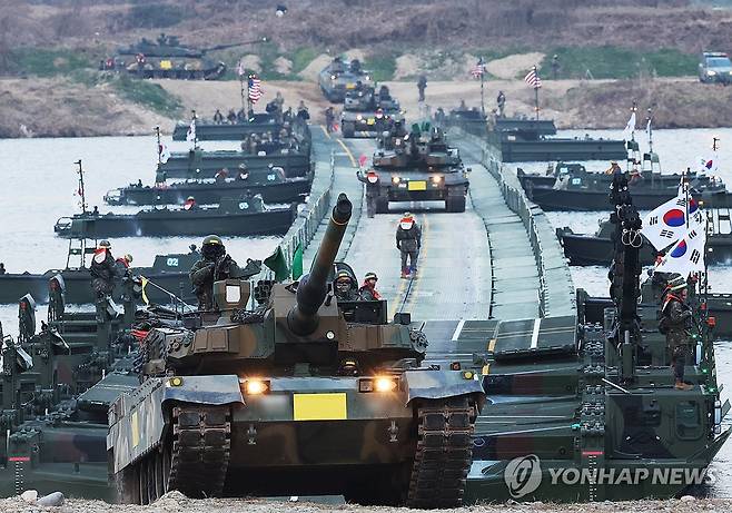 남한강 도하하는 K2 전차 (여주=연합뉴스) 홍기원 기자 = '2025 호국훈련'이 진행 중인 20일 경기도 여주시 연양동 남한강에서 열린 '한미 연합 도하 훈련'에서 육군 제11기동사단 K2 전차가 육군 제7공병여단과 미2사단/한미연합사단 예하 다목적 교량중대가 함께 구축한 부교를 도하하고 있다. 2025.11.20 xanadu@yna.co.kr