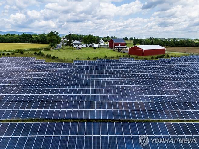 미국 메릴랜드주의 한 농가 주변에 설치된 태양광 패널들 [EPA 연합뉴스 자료사진. 재판매 및 DB 금지]