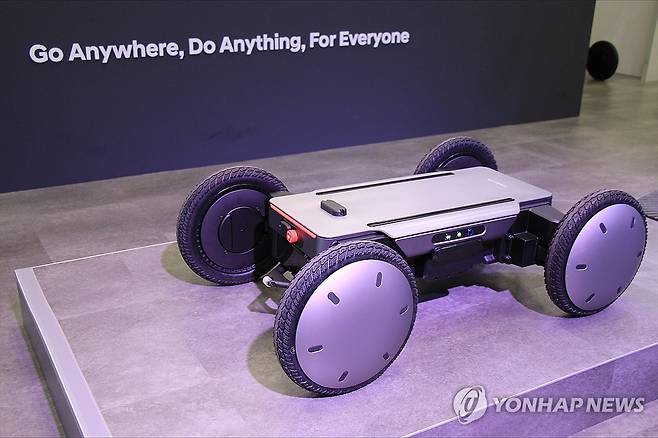 현대차·기아, 국제 로봇 전시회서 '모베드' 양산형 모델 공개 (서울=연합뉴스) 현대자동차·기아가 3일 일본 '도쿄 빅 사이트'에서 열린 일본 국제 로봇 전시회 2025에서 차세대 자율주행 모빌리티 로봇 플랫폼 '모베드'의 양산형 모델을 최초 공개했다. 
    사진은 일본 국제 로봇 전시회(IREX) 현대차그룹관에 전시된 '모베드'의 베이직(Basic) 모델. 2025.12.3 [현대자동차·기아 제공. 재판매 및 DB 금지] photo@yna.co.kr