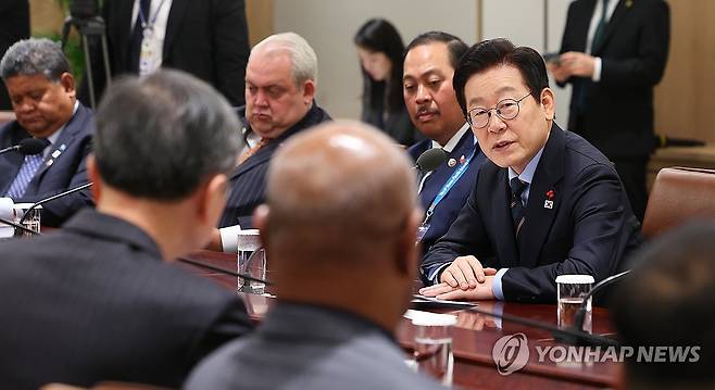 이재명 대통령, 태평양도서국 외교장관 단체 접견 (서울=연합뉴스) 김도훈 기자 = 이재명 대통령이 10일 용산 대통령실에서 한-태평양도서국 외교장관회의 참석차 방한한 외교장관 일행을 접견하고 있다. 2025.12.10 superdoo82@yna.co.kr