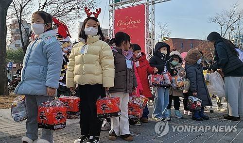 라면 한 개의 사랑 (전주=연합뉴스) 김동철 기자 = 10일 전북 전주시 덕진공원에서 열린 '전주와 함께라면 축제'에서 어린이들이 라면을 기부하려고 줄을 서 있다. 2025.12.10