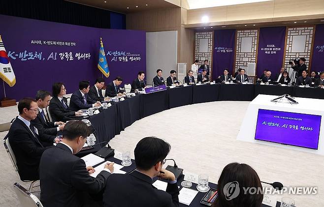 'AI 강국을 위해 한 자리에' K-반도체 비전과 육성전략 보고회 (서울=연합뉴스) 김도훈 기자 = 이재명 대통령이 10일 용산 대통령실에서 열린 AI 시대의 K-반도체 비전과 육성전략 보고회에서 발언하고 있다. 2025.12.10 superdoo82@yna.co.kr