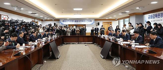 금융감독원장-금융지주회장 간담회 (서울=연합뉴스) 진연수 기자 = 이찬진 금융감독원장이 10일 오후 서울 중구 전국은행연합회에서 열린 금융감독원장-금융지주회장 간담회에서 발언하고 있다. 이날 간담회에는 양종희 KB금융지주 회장, 진옥동 신한금융지주 회장, 함영주 하나금융지주 회장, 임종룡 우리금융지주 회장, 이찬우 농협금융지주 회장, 황병우 iM금융지주 회장 등이 참석했다. 2025.12.10 jin90@yna.co.kr