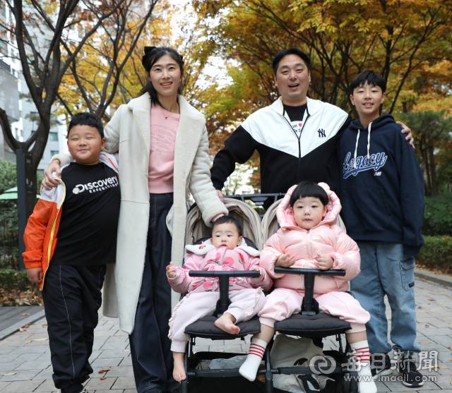 최승식·김유진 씨 부부와 첫째 우주, 둘째 우빈, 셋째 유빈, 넷째 다빈 등 여섯 식구가 산책을 하며 환하게 웃고 있다. 정운철 기자 woon@imaeil.com