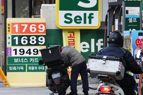 지난달 30일 서울 마포구의 주유소에서 시민이 주유를 하고 있다. 뉴스1