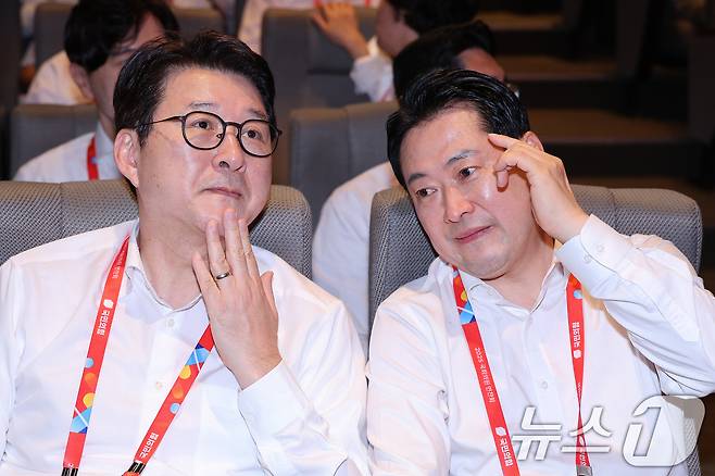 장동혁 국민의힘 대표(오른쪽)와 신동욱 수석 최고위원이 지난 8월 28일 오후 인천 인천국제공항공사 인재개발원에서 열린 국민의힘 연찬회에서 대화하고 있다. 2025.8.28/뉴스1 ⓒ News1 신웅수 기자