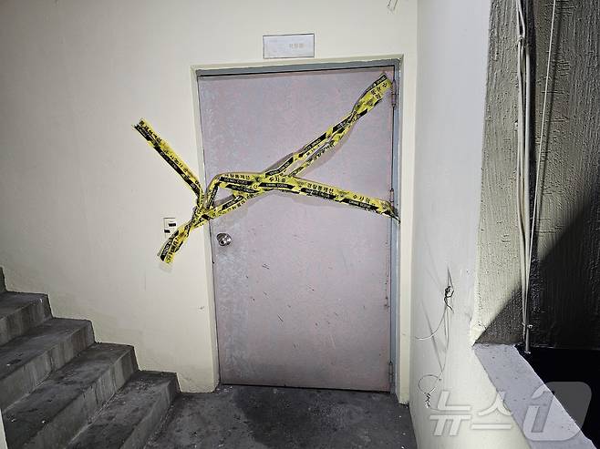 3일 오후 경남 창원시 마산회원구 합성동 한 모텔에서 흉기 사건이 발생, 경찰이 현장을 통제하고 있다. 2025.12.3/뉴스1 ⓒ News1 박민석 기자