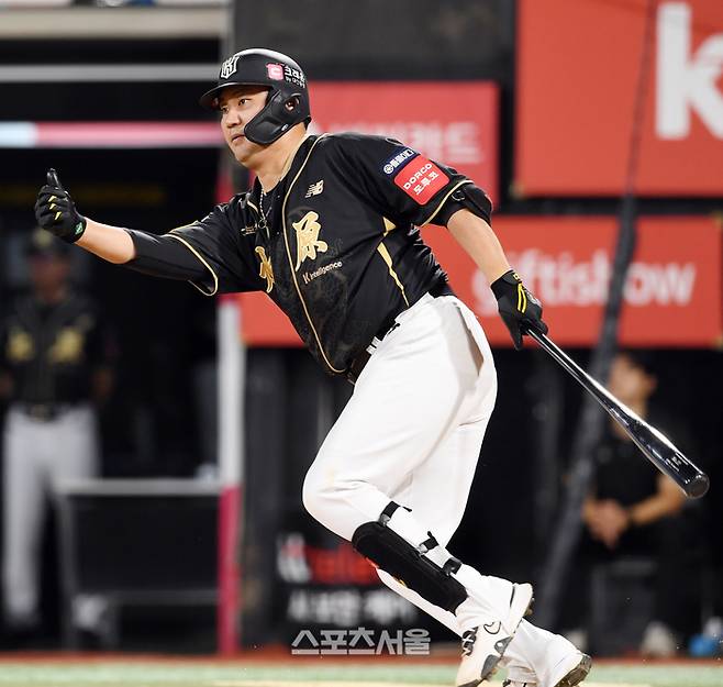 KT 장성우가 18일 수원케이티위즈파크에서 열린 2025 KBO리그 LG와 더블헤더 2차전 6회말 1사 1-2루 상황에서 LG 선발 송승기를 상대로 1타점 적시타를 치고 있다. 수원 | 박진업 기자 upandup@sportsseoul.com