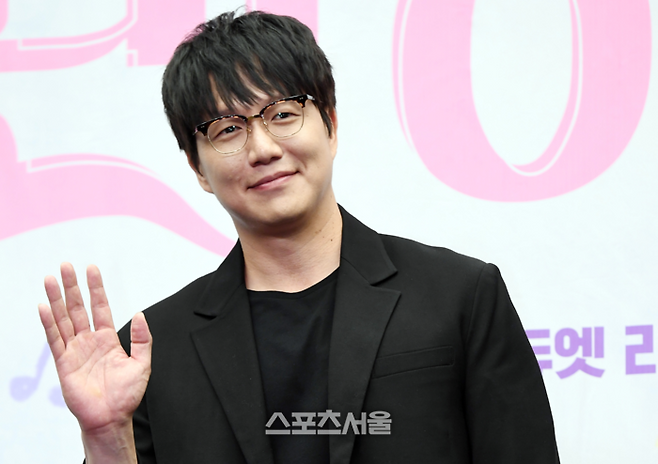 XtvN ‘노래에 반하다’ 제작발표회가 2019년 9월 서울 마포구 스탠포드호텔에서 열렸다. 성시경이 포토타임을 갖고 있다.2019. 9. 19. 사진ㅣ최승섭기자 thunder@sportsseoul.com