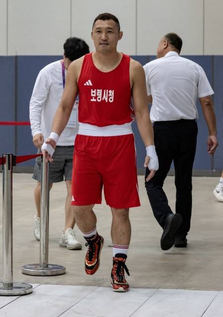 김동회는 실제 만나보면 포스가 넘쳐난다. 국내에서는 워낙에 적수가 없다 보니 상대선수들이 '조금만 맞고 경기를 마치자'라고 체념할 정도라고 한다. 사진은 부산 전국체전 기간 중 링 주변에서 카메라에 담긴 모습. / 대한복싱협회 제공