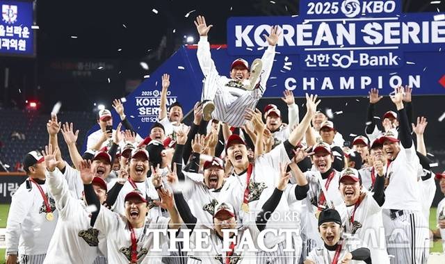 지난 10월31일 한국시리즈에서 한화 이글스를 4승1패를 누르고 정상에 오른 LG 트윈스 선수들이 염경엽 감독을 헹가래치고 있다. /뉴시스