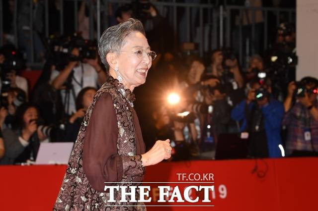 지난 7일(한국시간) 세상을 떠난 김지미 배우는 '한국 영화의 역사'라고 할 수 있는 은막여왕으로 불렸다. 사진은 배우 김지미 2019년 제24회 부산국제영화제 당시 개막식에 참석해 레드카펫을 밟고 있다. /더팩트 DB