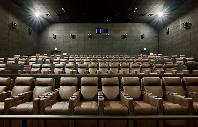 리클라이너 좌석으로 교체한 상영관 내부 모습