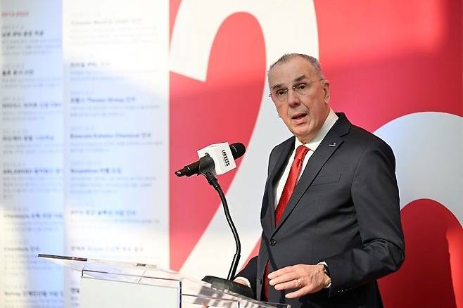 [랑세스 솔루션스 데이 서울에서 기조연설을 하고 있는 후버트 핑크 랑세스 그룹 경영이사회 이사]