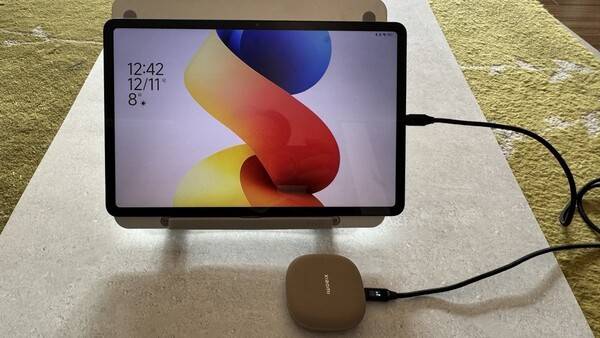 레드미 패드2 프로​에 무선 이어폰을 연결해 리버스 충전을 해봤더니 1w 충전속도가 나온다