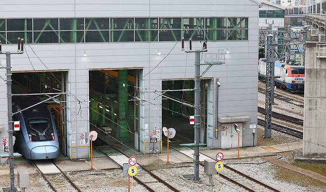 전국철도노동조합 총파업을 하루 앞둔 10일 서울 한 코레일차량사업소에 기관차가 정차해 있다. /뉴시스