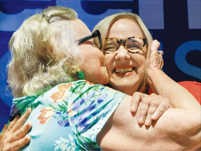 AFP 연합뉴스“장하다 우리 딸” 9일 미국 마이애미 시장 선거에서 승리한 아일린 히긴스(오른쪽)가 어머니의 입맞춤을 받고 있다.