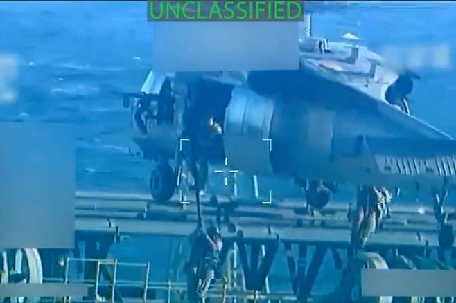 지난 10일 (현지시각) 미국 연방수사국(FBI), 국토안보부, 미국 해안경비대는 전쟁부의 지원을 받아 베네수엘라 해상에서 베네수엘라와 이란의 제재 대상 원유를 수송하는 데 사용된 원유 운반선을 압류하기 위한 압수 영장을 집행하고 있다. 미국 법무부 제공/ UPI 연합뉴스