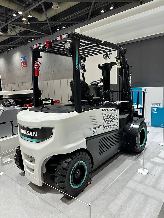 두산밥캣이 개발하고 있는 5t(톤)급 수소연료전지 지게차의 프로토타입(시제품). /독자 제공