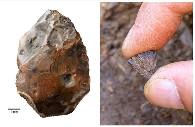 40만 년 전 유적지에서 발견된 손도끼(왼쪽). 열에 파손된 상태였다. 오른쪽은 2017년 해당 유적지에서 발견된 황철석이다. 둘을 부딪혀 불씨를 만들었다고 추정된다./Jordan Mansfield