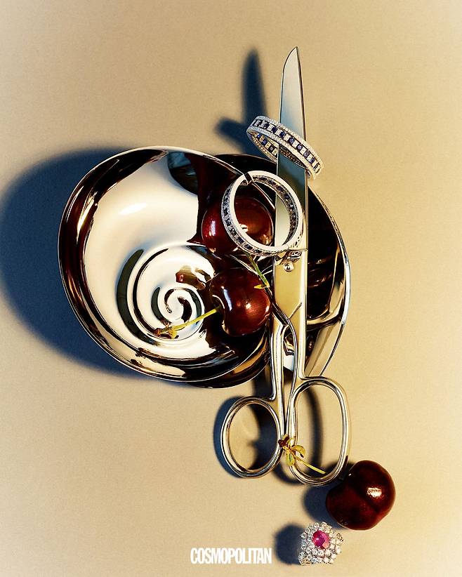 (위부터)사파이어 세팅의 벨 에포크 하이주얼리 이어링, 루비를 세팅한 미모사 하이주얼리 링 모두 가격미정 Damiani.