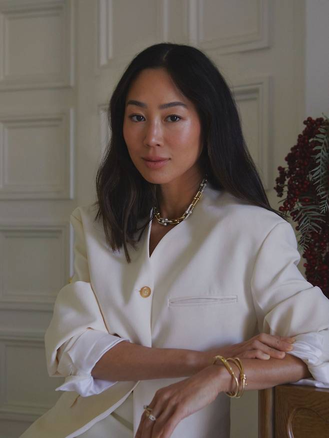 클라우드 댄서로 포멀한 룩을 선보인 아미송. 인스타그램 @aimeesong