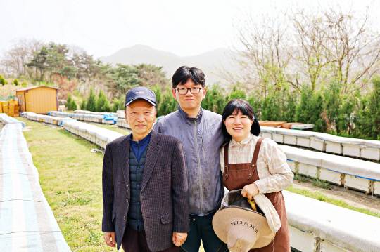 153양봉원 (왼쪽부터) 김기선 대표와 김관호·김모니가 남매. 153양봉원 제공