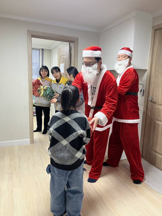 한국동서발전(사장 권명호) 음성건설본부는 지난 10일 음성읍에 위치한 향애원 아동양육시설 아동을 대상으로 '미리 메리크리스마스' 사회공헌을 시행했다.   사진=한국동서발전 제공