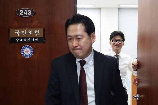 한동훈 국민의힘 대표가 지난해 12월 11일 국회 당대표실에서 회의를 하던 중 잠시 문을 열어 장동혁 등 의원들을 배웅하고 있다. ⓒ뉴시스