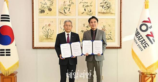 한국전력은 11일 강원특별자치도청에서 강원도와 '산불 예방과 전력설비 보호'를 위한 업무협약을 체결했다.ⓒ한전