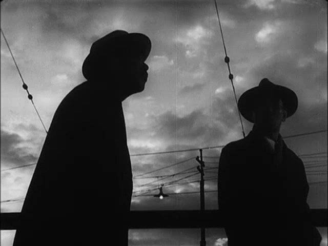 영화 ‘이키루’에서 와타나베(왼쪽)는 자신의 여명을 동네 아이들을 위한 놀이터 건설에 쏟아붓던 와중 우연히 눈에 들어온 석양의 아름다움에 감탄한다. 
프리미어엔터테인먼트 제공