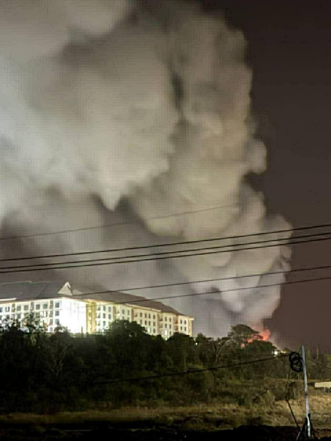 9일 캄보디아 오다르메안체이주에 위치한 카지노 건물이 태국군의 공습으로 불타고 있다. 사진 출처 X ‘OSINTWarfare’