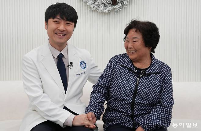 폐쇄성 비후성 심근병증 치료를 받다 호전된 김동호 환우(오른쪽)와 주치의 소문승 아주대병원 순환기내과 교수가 손을 잡으며 이야기를 나누고 있다. 이진한 의학전문기자·의사 likeday1@gmail.com