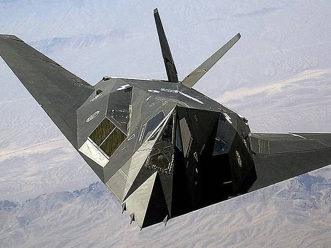F-117A 나이트호크(Nighthawk). 미국이 개발한 세계 최초의 실전 배치된 스텔스 전투기. / Lockheed Martin