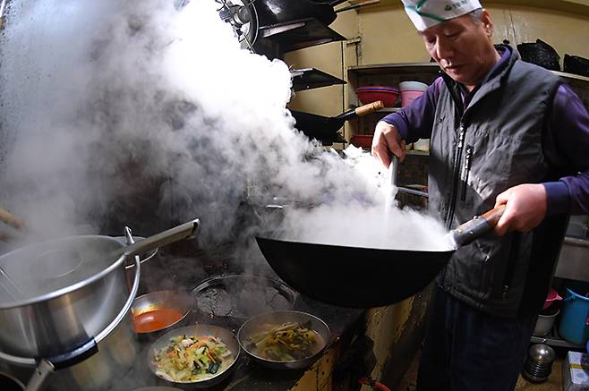 중국집 주방에서 주방장이 손님들이 주문한 짬뽕을 요리하고 있다. (ⓒ뉴스1, 무단 전재-재배포 금지)