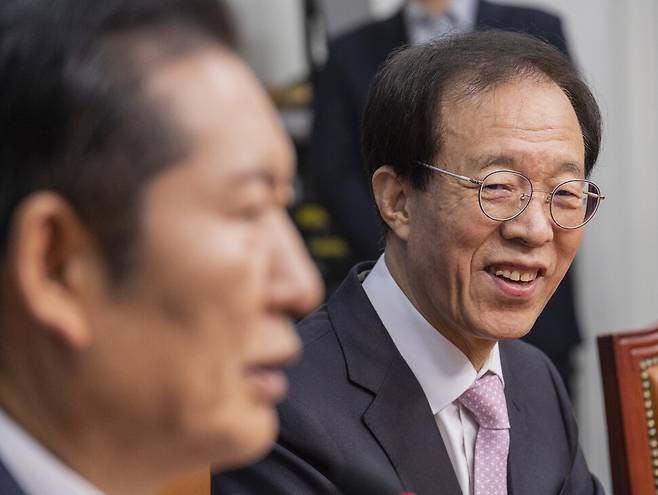 이석연 국민통합위원회 위원장이 11일 국회에서 더불어민주당 정청래 대표를 만나 정 대표의 인사말을 듣고 있다. 연합뉴스