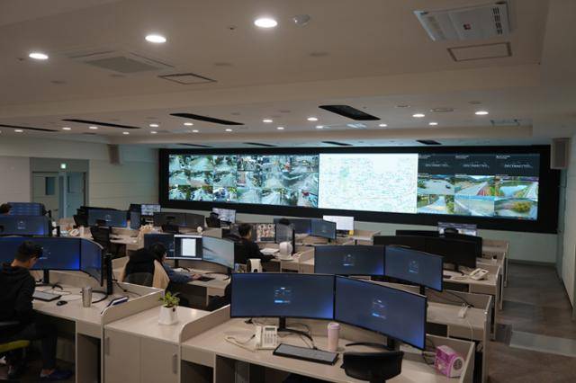5일 광주 서구 화정동에 위치한 광주광역시 CCTV 통합관제센터 관제실에 광주시와 LG유플러스가 운영 중인 CCTV 화면이 송출되고 있다. LG유플러스 제공