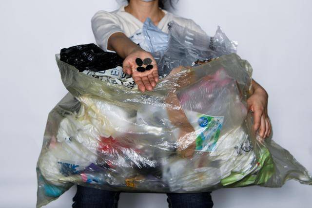 1㎏의 비닐 폐기물을 안으니 팔로 한 아름이다. 복합재질(other) 플라스틱이나 비닐은 재활용이 어려워서 대부분 소각되거나 매립된다. 그런데도 생산 업체는 ㎏당 379원만 내면 재활용 책임을 다한 것으로 간주된다. 김하겸 인턴기자