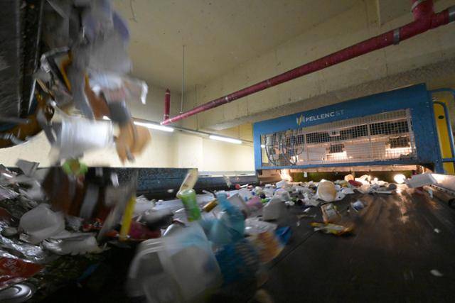 2022년 9월 서울도봉자원순환센터에서 폐플라스틱이 선별되고 있다. 서재훈 기자