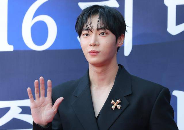 배우 추영우가 23일 오후 서울 중구 국립극장 해오름극장에서 열린 2025 대한민국 대중문화예술상 시상식 레드카펫에 참석해 포즈를 취하고 있다. 뉴스1
