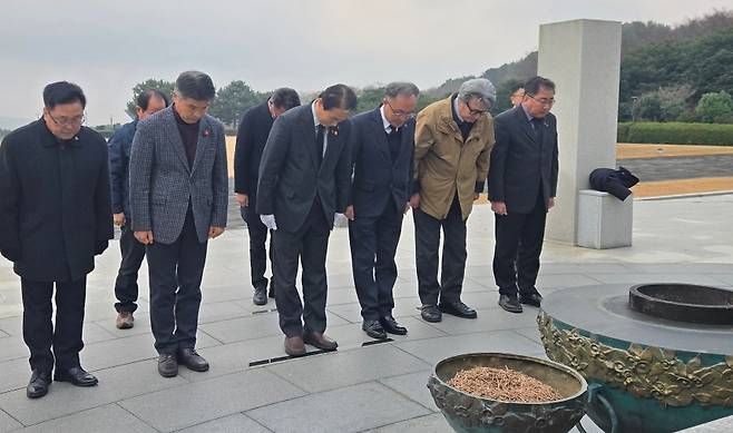 오늘(11일) 제주4·3평화공원을 찾아 참배하는 권오을 국가보훈부 장관 (사진, 신효은 기자)